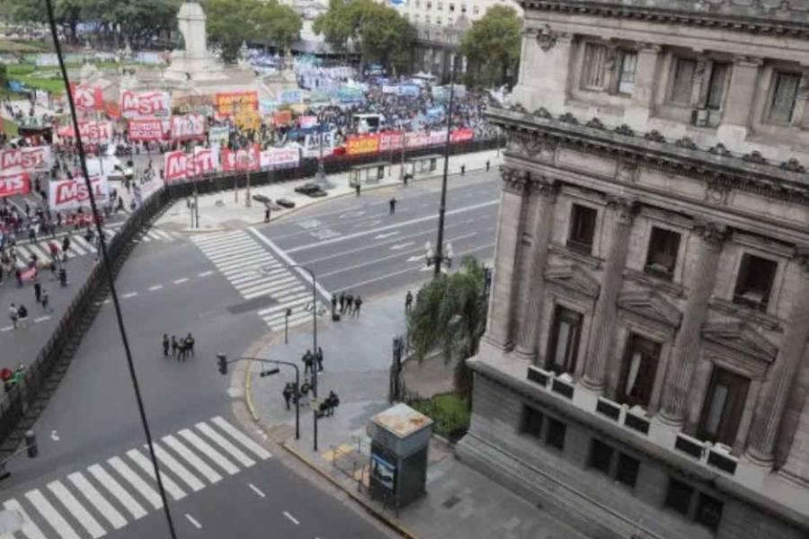 Jubilados y sindicatos copan el Congreso en la previa del paro nacional con un fuerte despliegue policial