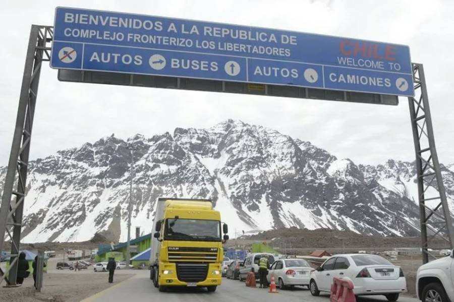 Éxodo argentino a Chile: los cruces de frontera se multiplican y los comercios abren a pesar del feriado