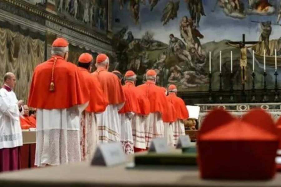 Clima tenso en el Vaticano: cardenales Parolin y Tagle mantuvieron una reunión privada tras la fumata negra