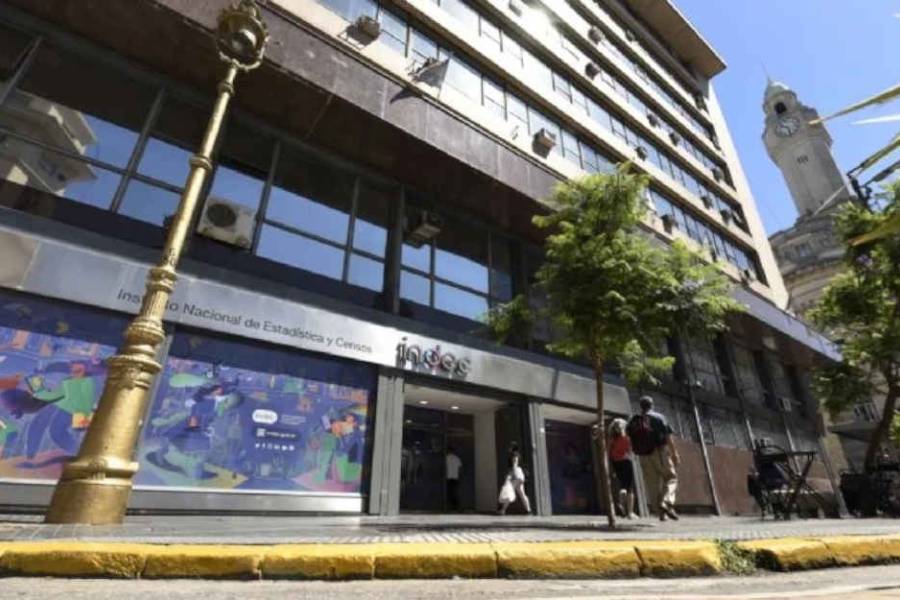La actividad económica mostró en marzo la primera caída mensual en 12 meses