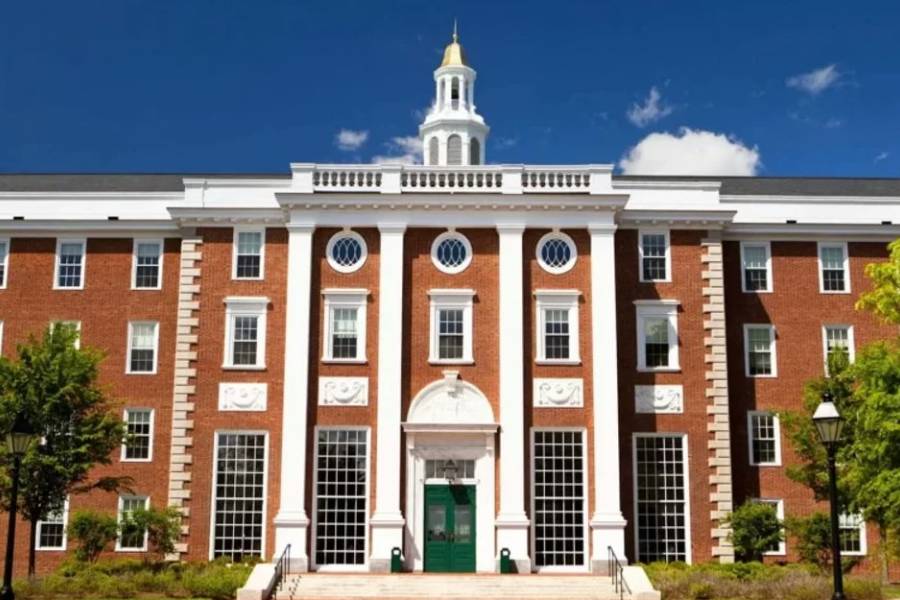 Frenan la medida que prohíbe a la Universidad de Harvard matricular estudiantes extranjeros