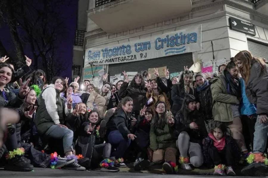 Mujeres se colocan tobilleras de colores frente a la casa de Cristina Kirchner: 