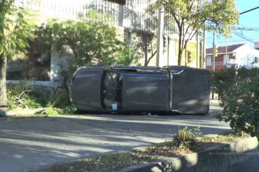 Se quedó dormido chocó y volcó 