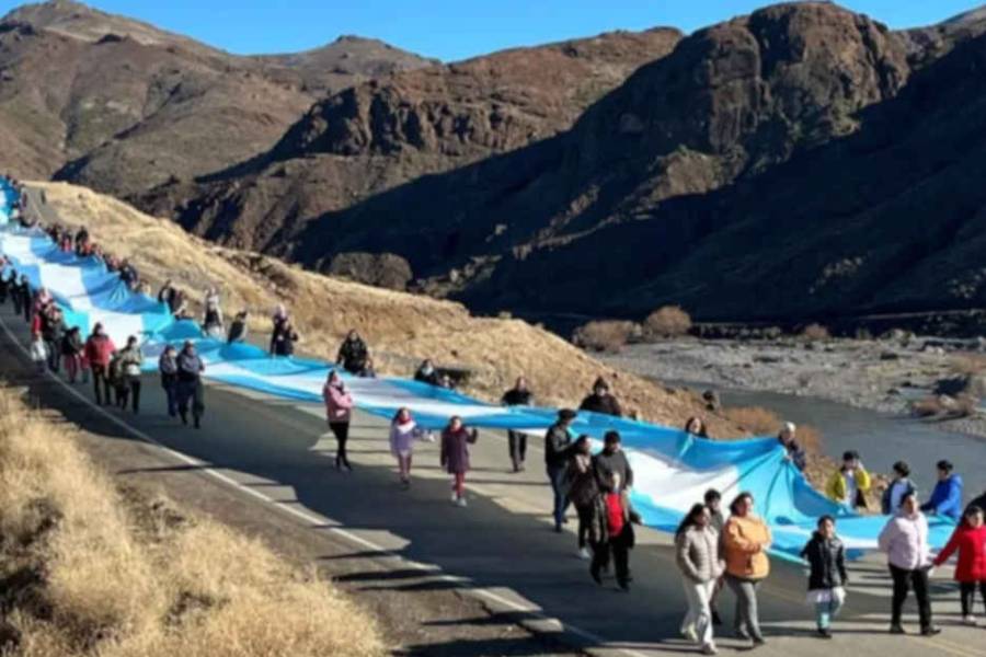 Orgullo celeste y blanco: la bandera más larga se desplegó en Neuquén