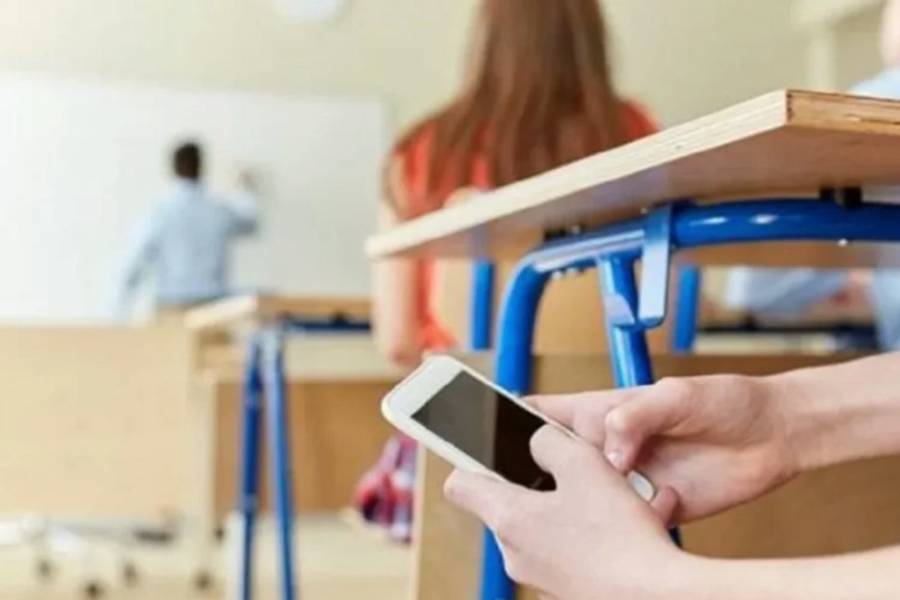 Neuquén: aprueban una ley que regula el uso de celulares en las escuelas