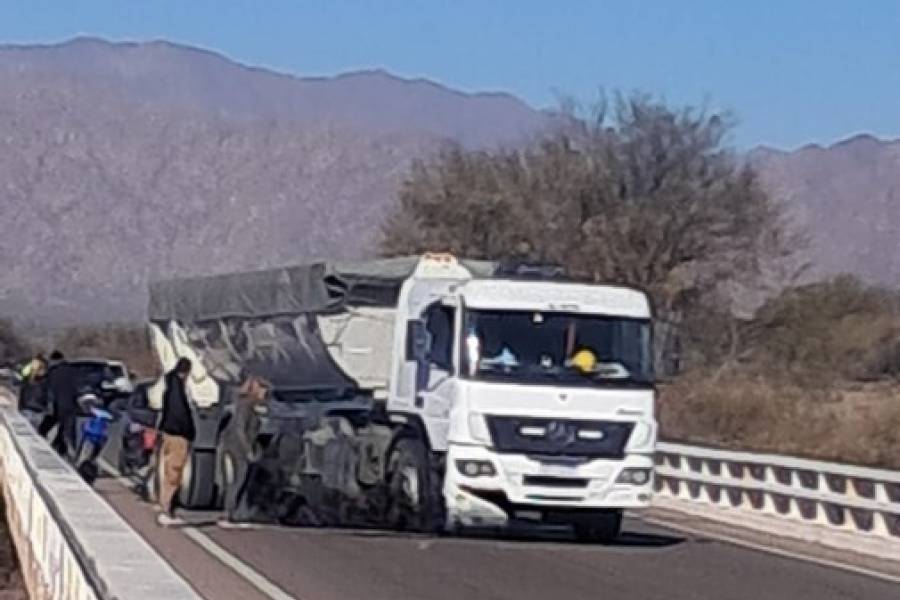 Murió una adolescente tras chocar una moto contra un camión