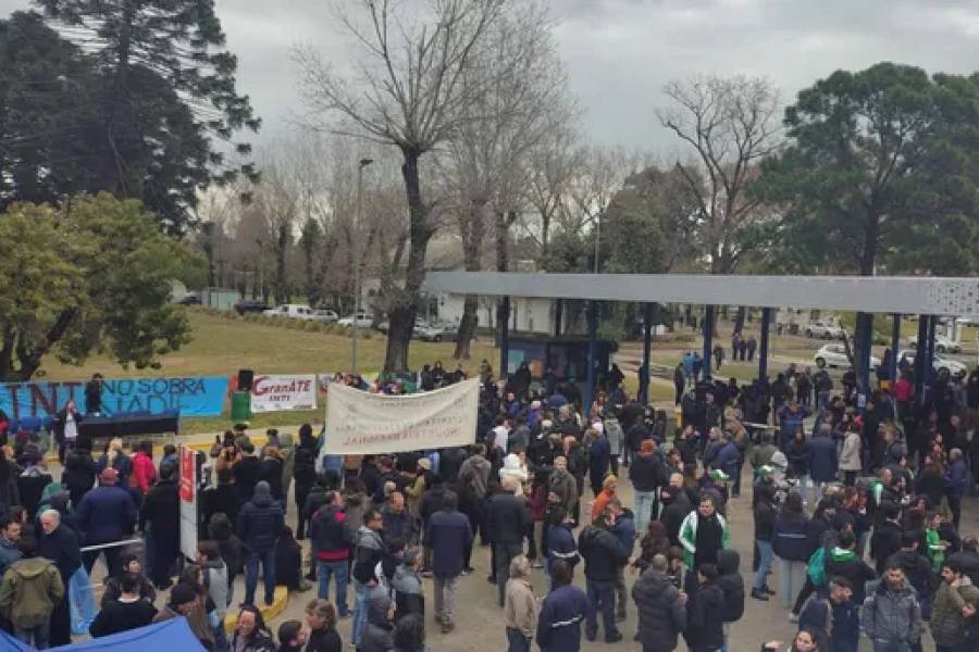 Protesta y tensión en el INTI: fuerte operativo policial por el recorte presupuestario