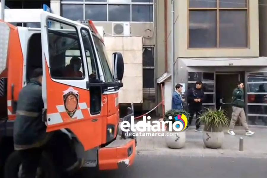 Bomberos rescató a mujer atrapada dentro de un ascensor
