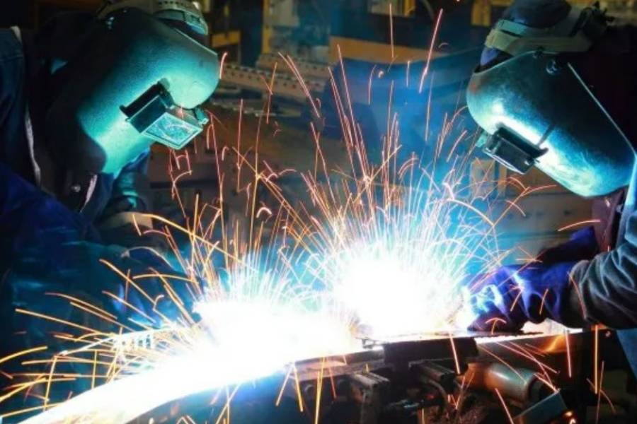 El ajuste de Milei: advierten que 430.000 empleos están en riesgo por la desregulación comercial