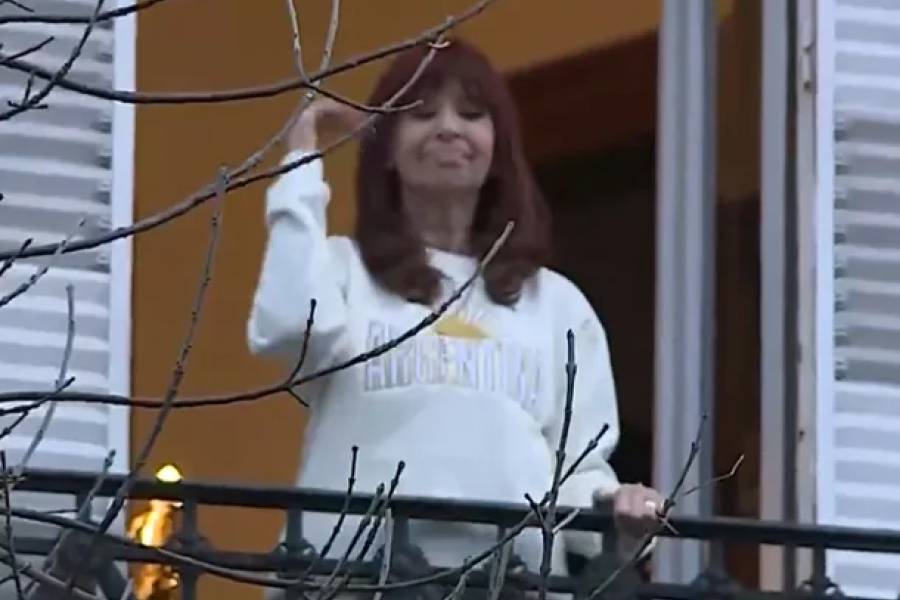 Así saludó Cristina Kirchner desde su balcón tras el acto en Parque Lezama