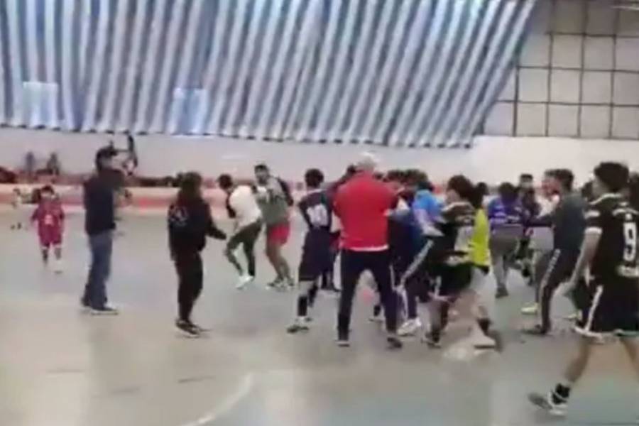 Un partido de los Juegos Evita terminó en una batalla campal: las imágenes