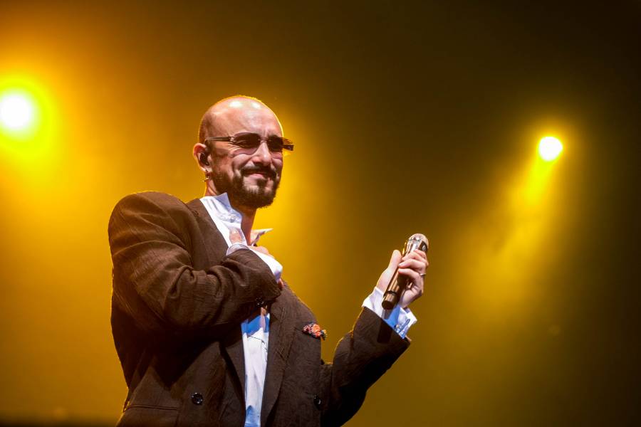 Abel Pintos emocionó al público y el talento local brilló en escena