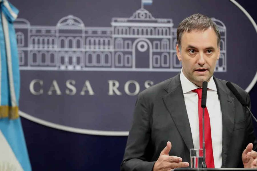Manuel Adorni: 