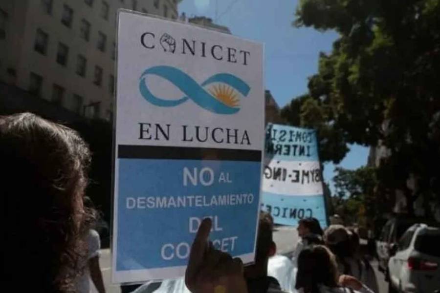 En medio del furor por el streaming, trabajadores del CONICET paran por 48 horas con acampe y movilización