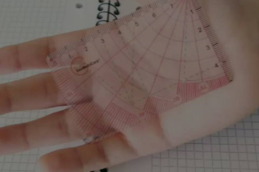Un docente argentino creó la GeoMetriCard: una tarjeta con regla, escuadra, transportador y compás… ¡Todo en uno!