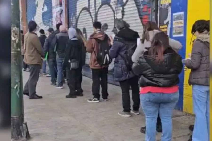 En medio de la crisis, cientos de jóvenes hacen largas colas por su primer trabajo