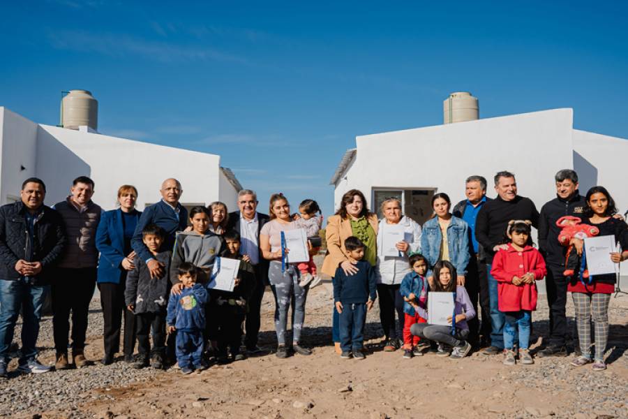 Gobierno entregó viviendas sociales y más familias cuentan con un techo propio