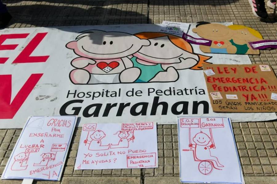 Los trabajadores del Hospital Garrahan realizan un paro tras el veto de Milei