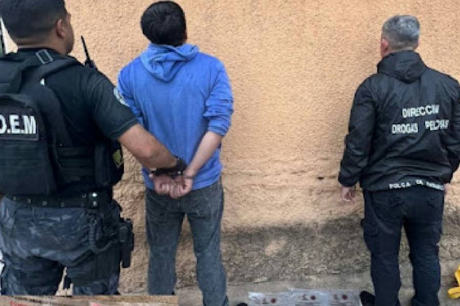 Cayó con marihuana, cigarrillos caseros y una balanza digital en plena vía pública