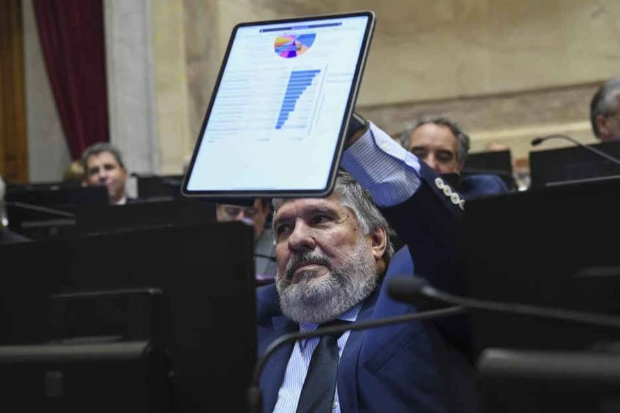 Senado: sospechosa firma en disidencia del kirchnerismo al dictamen del proyecto que modifica los DNU