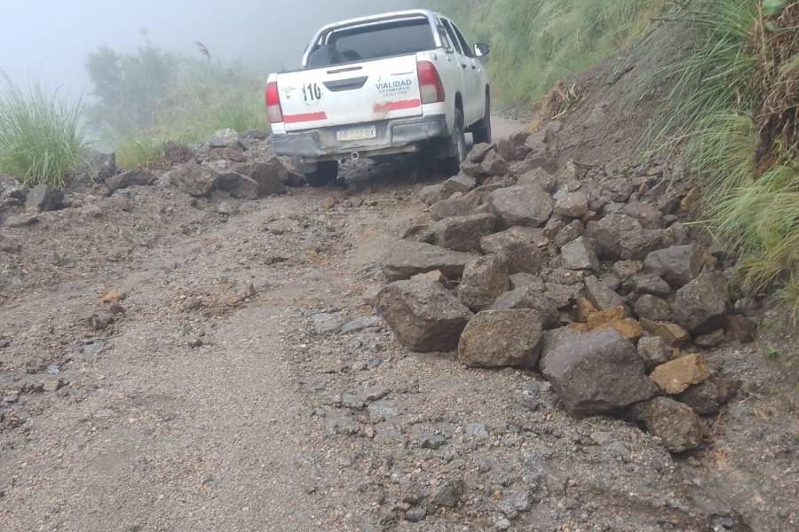Derrumbe de cerro generó momentos de tensión en ruta de Belén 