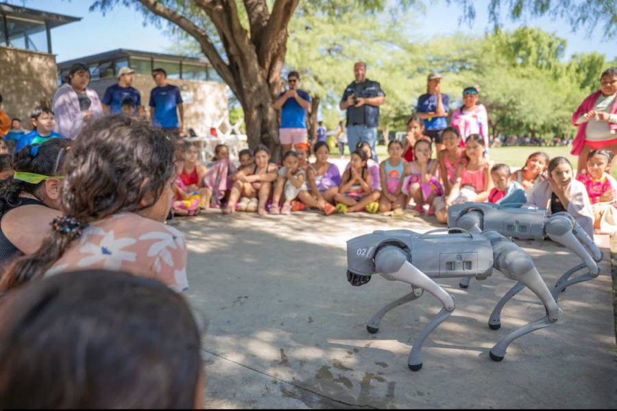Propuesta educativa con perritos robot en la colonia municipal de Valle Viejo
