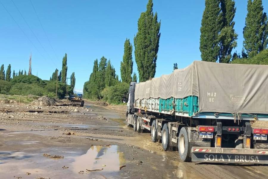 Vialidad Nacional pide extrema precaución en la Ruta 40 por material aluvional en la calzada