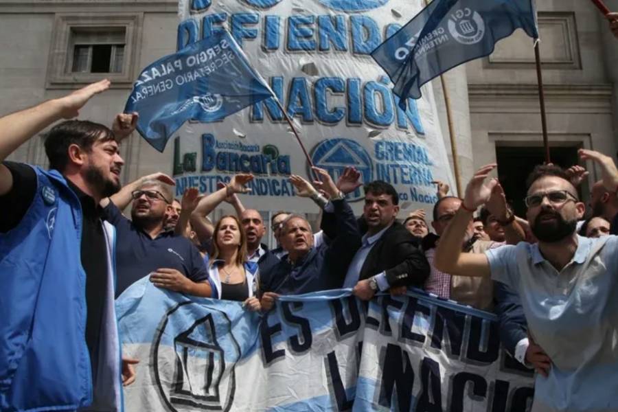 Los bancarios no le pierden pisada a la inflación: el importante salario mínimo que acordaron en paritarias