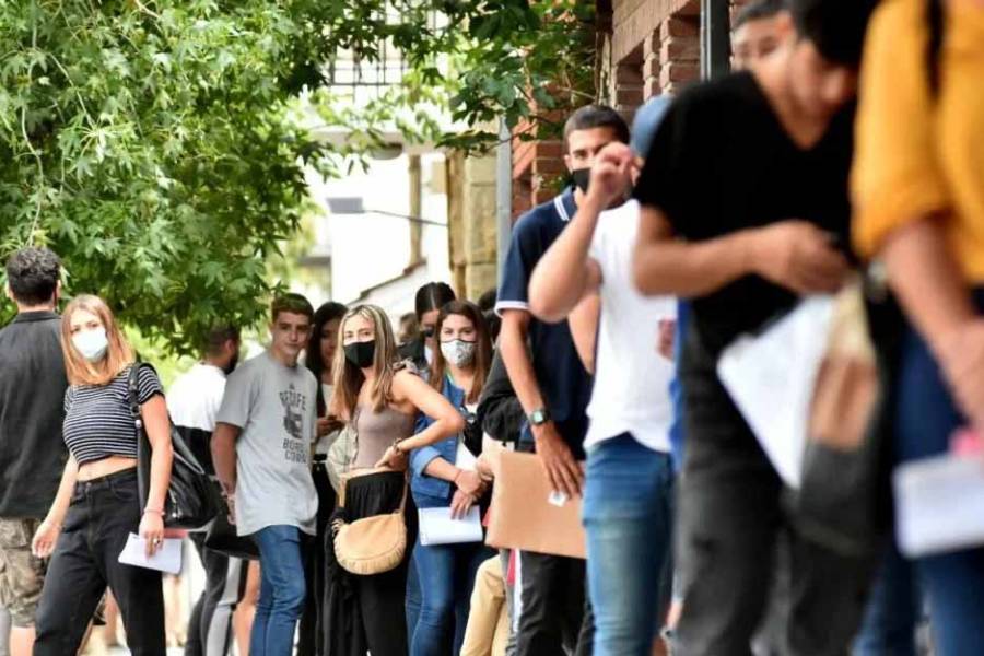 Qué relación hay entre los casi 200 mil empleos registrados perdidos y los 357 mil informales sumados