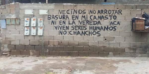 Mirá lo que escribió, en el frente de su casa, un vecino de la capital catamarqueña, harto de que le arrojen basura