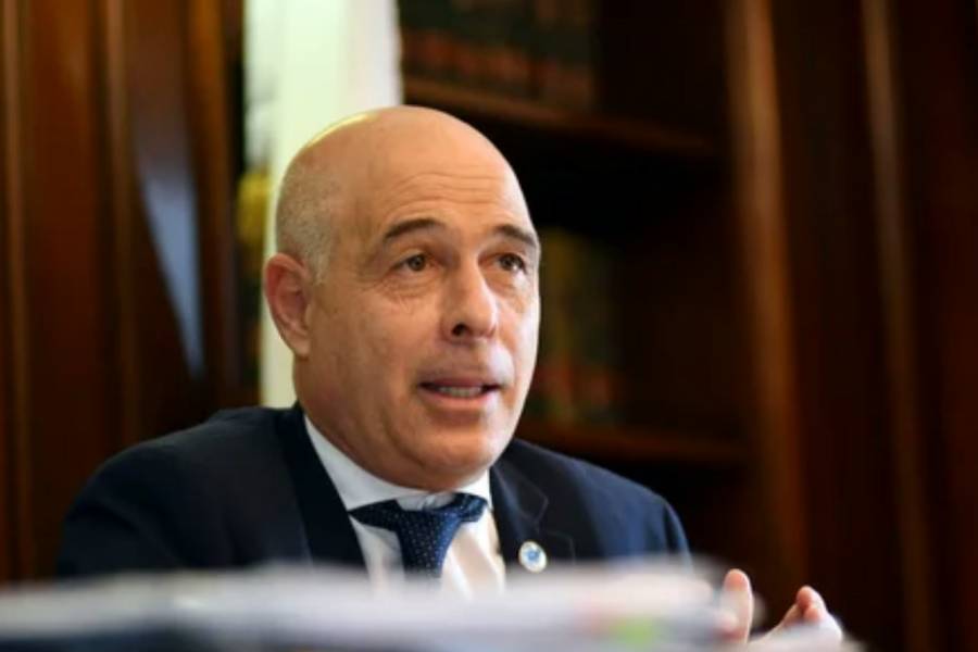 Un senador libertario dice que insistirán en cambiar las licencias por enfermedad