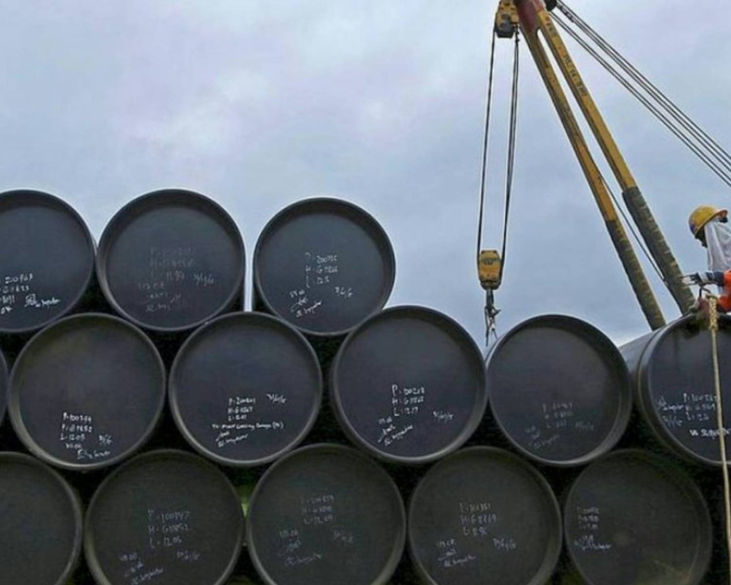 Sigue subiendo el petróleo y preocupa impacto en las naftas