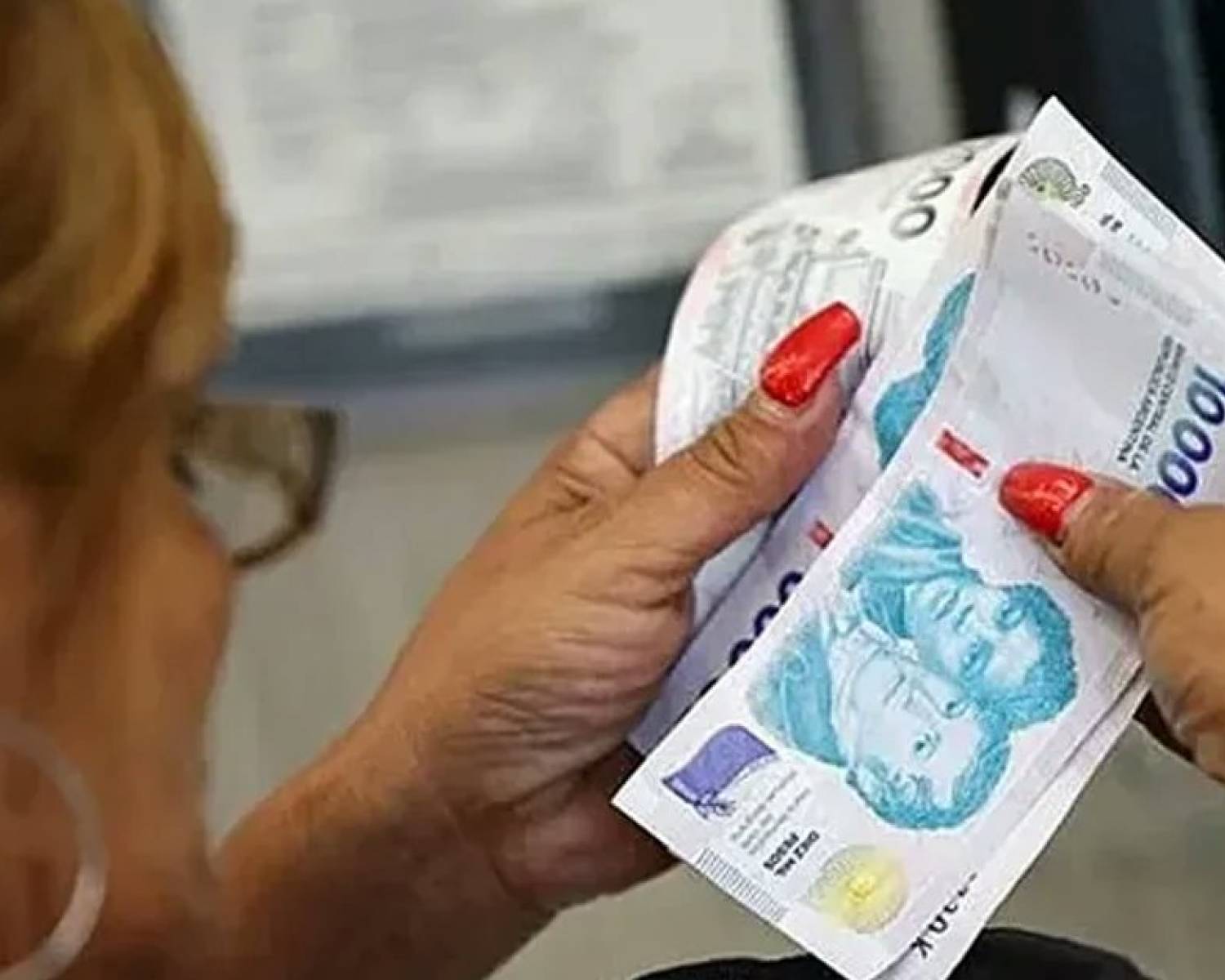 Abril llega con fuertes subas en transporte, energía y prepagas: cuánto habrá que pagar