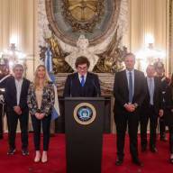 Después del brindis con champagne por YPF, Milei vuelve a enfrentar las investigaciones por Libra y Adorni