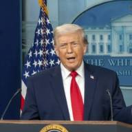 Donald Trump aseguró que el líder supremo de Irán pidió un alto el fuego