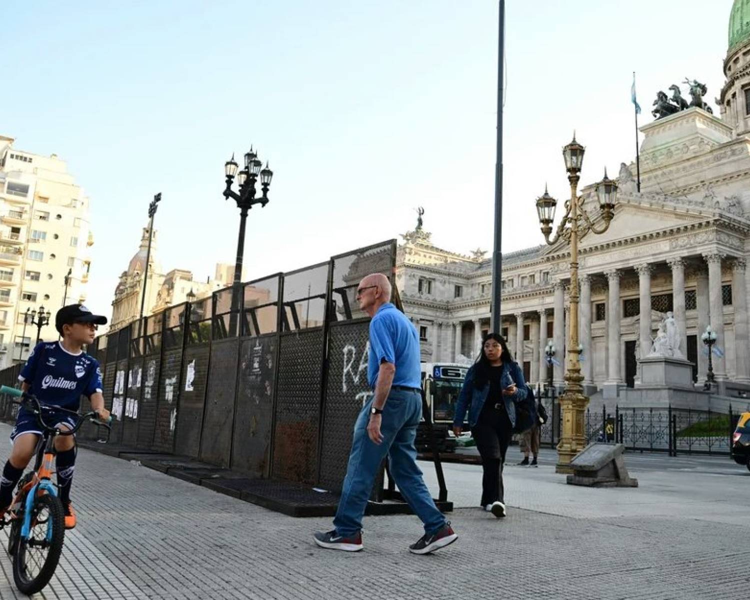 En medio de la crisis, 18 diputados y cuatro senadores viajarán a EE. UU. con el patrocinio de una ONG