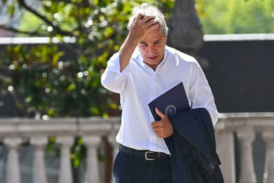 Luis Caputo le habría pedido a todos los ministerios “que ajusten sus presupuestos un 20%”