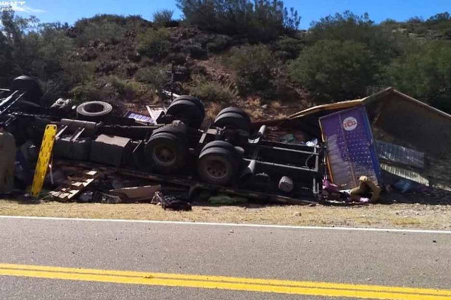 Se salvaron de milagro: Un camión se volcó y quedaron atrapados en la cabina 