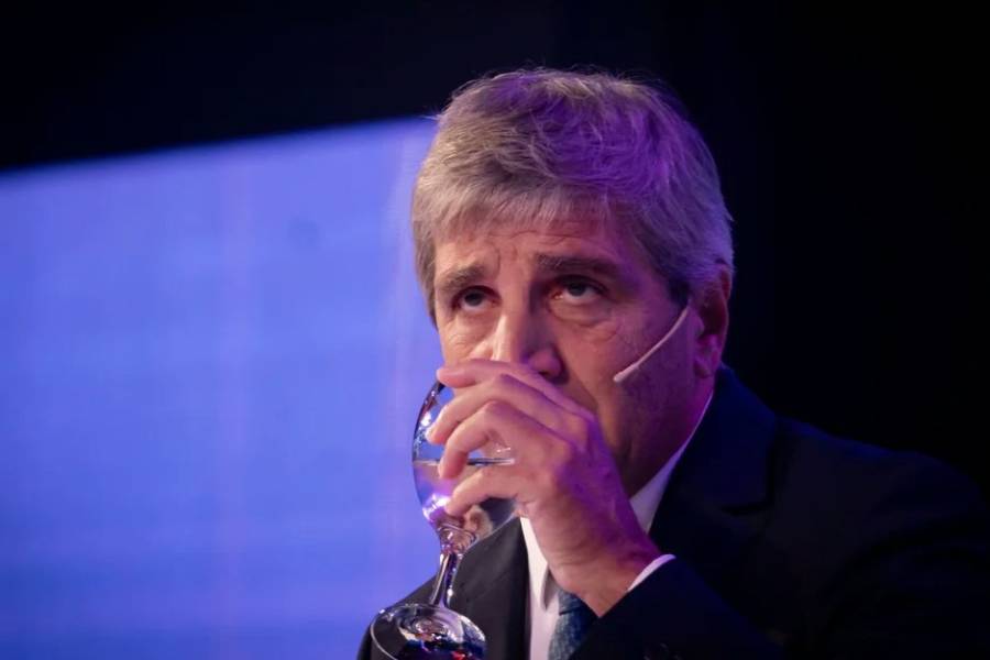 Caputo sale a captar U$S 900 millones para el pago de la deuda