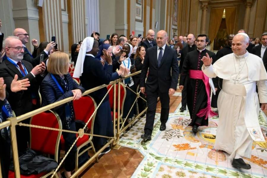 El papa León XIV exigió a los empleados de la Iglesia que dejen de ser espectadores