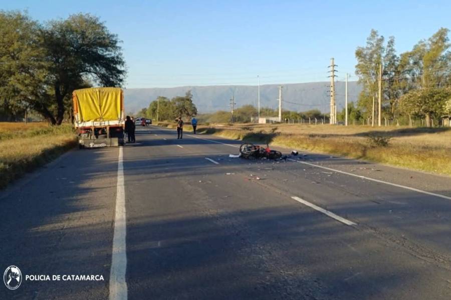 Motociclista chocó de frente con un camión y se mató