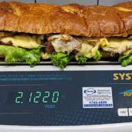 Así es el sándwich de milanesa gigante con el que comen cuatro personas