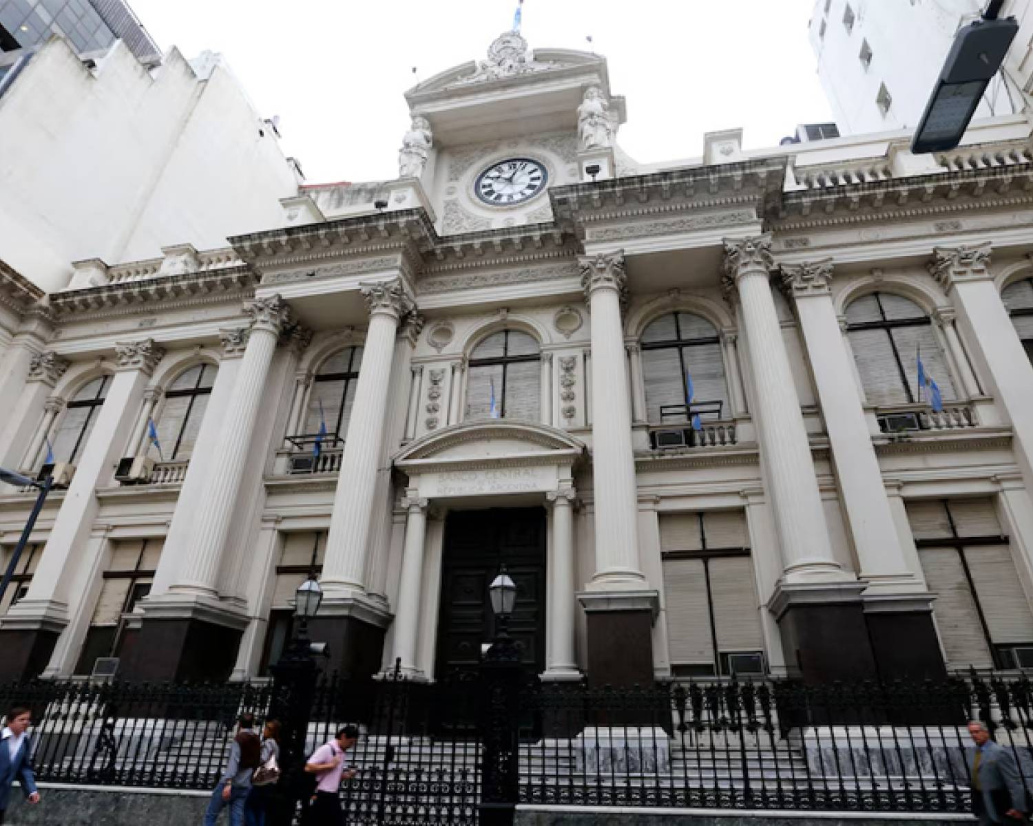 Inflación, actividad económica, cuentas fiscales y reservas: qué proyecciones hace el FMI para la Argentina