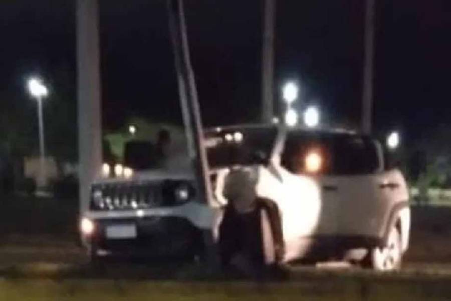 Adolescentes heridos tras chocar contra un poste del alumbrado público