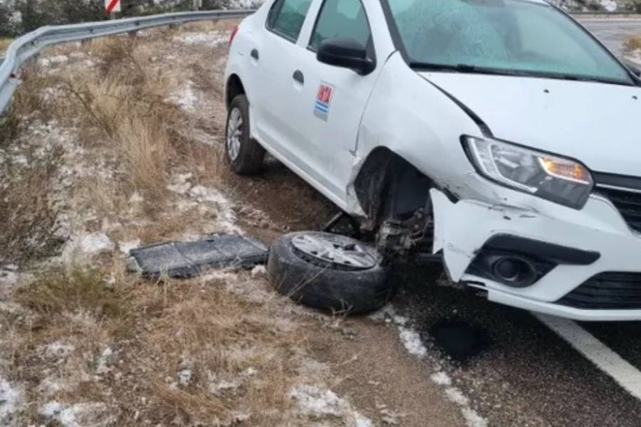 En La Cébila: Por la nieve un vehículo de INTA impactó contra el guardarrail