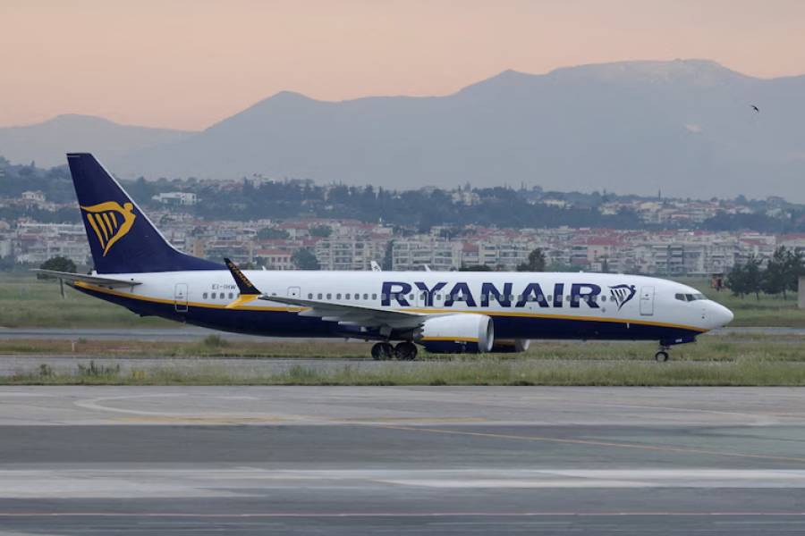 Terror en un vuelo de Ryanair Grecia-Alemania: una ventanilla se rompe en el aire y succiona parcialmente a uno de los pasajeros hacia el exterior