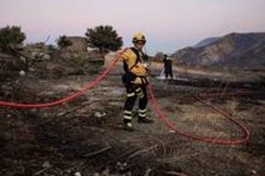 Declaran estado de emergencia en Creta y evacúan a 8.000 personas por incendios forestales