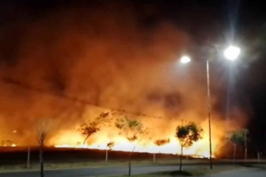 Bomberos lograron contener un importante incendio durante la madrugada en el norte de la Capital