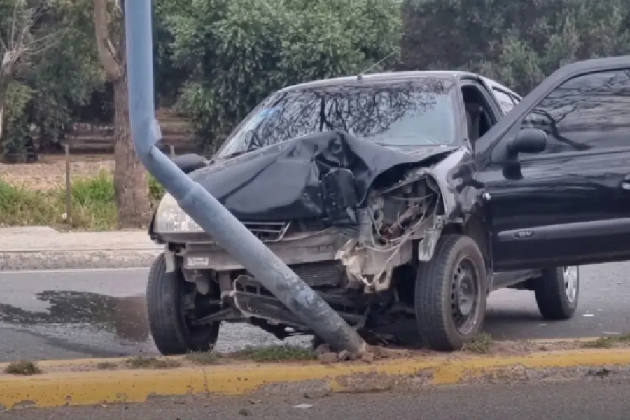 Violento accidente en Valle Viejo: Un automóvil se desvió de la calzada y terminó contra el alumbrado