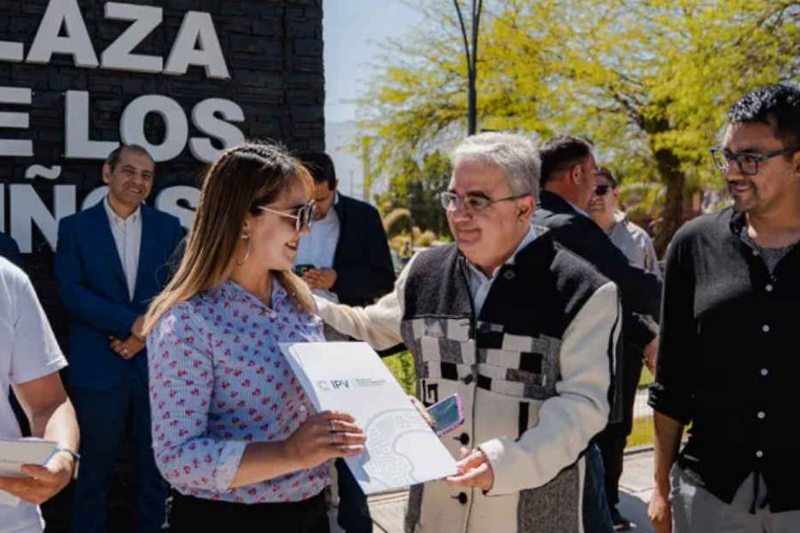 El Ministerio de Vivienda entregó las escrituras de sus viviendas a más de 40 familias en Saujil